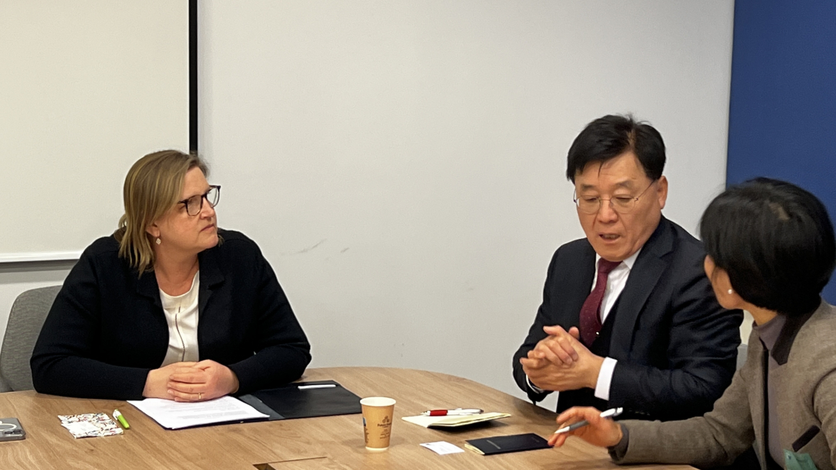 ▲정만기 한국무역협회 부회장(오른쪽)은 2일 벨기에 브뤼셀 현지에서 EU 의회 국제무역위원회 카린 칼스브로 의원과 면담을 진행했다 (사진제공=한국무역협회)