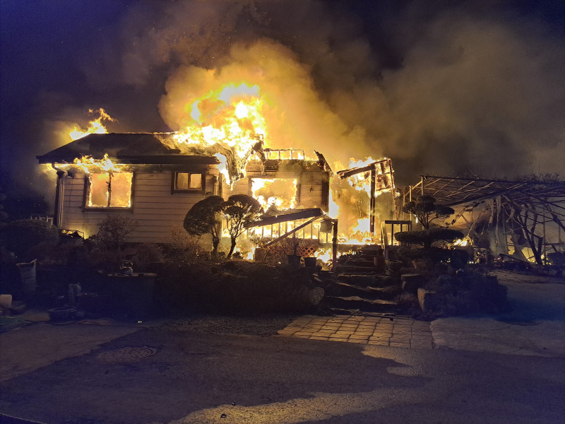 ▲6일 오후 8시 33분께 전북 김제시 금산면의 한 주택에서 불이 나 구조 작업을 하던 소방대원과 주택 내부에 있던 70대 남성 등 2명이 숨졌다. 사진은 불이 난 주택.  (연합뉴스)