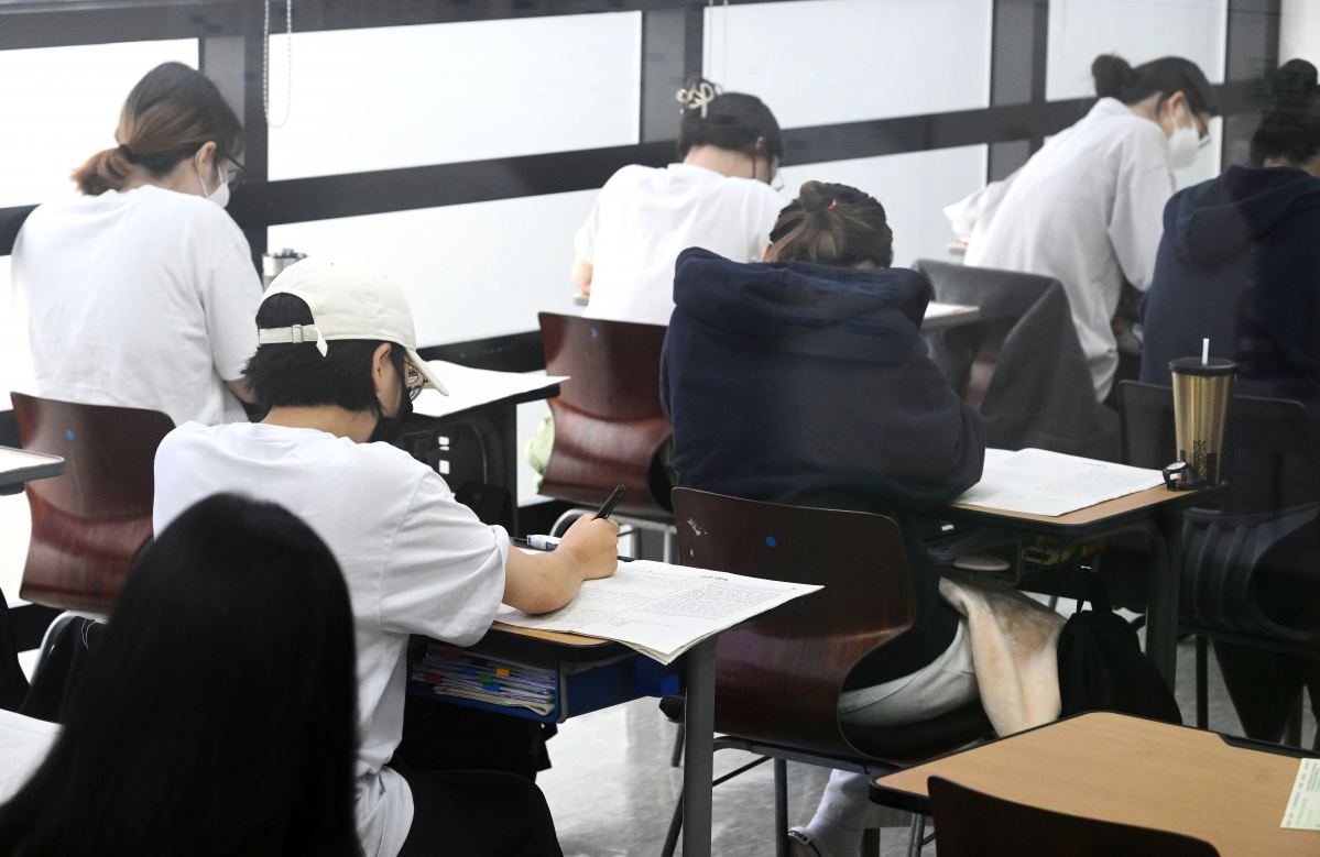 ▲2022년 8월 31일 서울 마포구 종로학원 강북본원에서 수험생들이 2023학년 대학수학능력시험 9월 모의평가를 치르고 있다. (뉴시스)