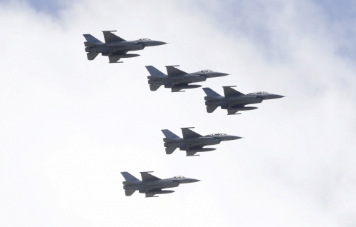 ▲대만의 F16 전투기가 2021년 10월 하늘을 날고 있다. 타이페이/AP연합뉴스
