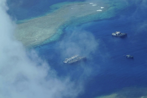 ▲남중국해 스프래틀리 군도 주변에 중국 해군 함정으로 추정되는 선박이 보인다. 스트래틀리 군도/AFP연합뉴스
