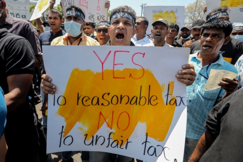 ▲스리랑카에서 새 세금 규정에 항의하는 사람들이 시위를 하고 있다. 콜롬보/EPA연합뉴스
