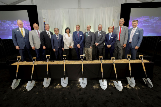 ▲7일(현지시간) 미국 텍사스주 오렌지 카운티에서 열린 ‘골든 트라이앵글 폴리머스 프로젝트’ 기공식에서 발주처 인사 등과 함께 유재호(오른쪽 세 번째) DL이앤씨 플랜트사업본부장이 기념촬영을 하고 있다. (사진제공=DL이앤씨)