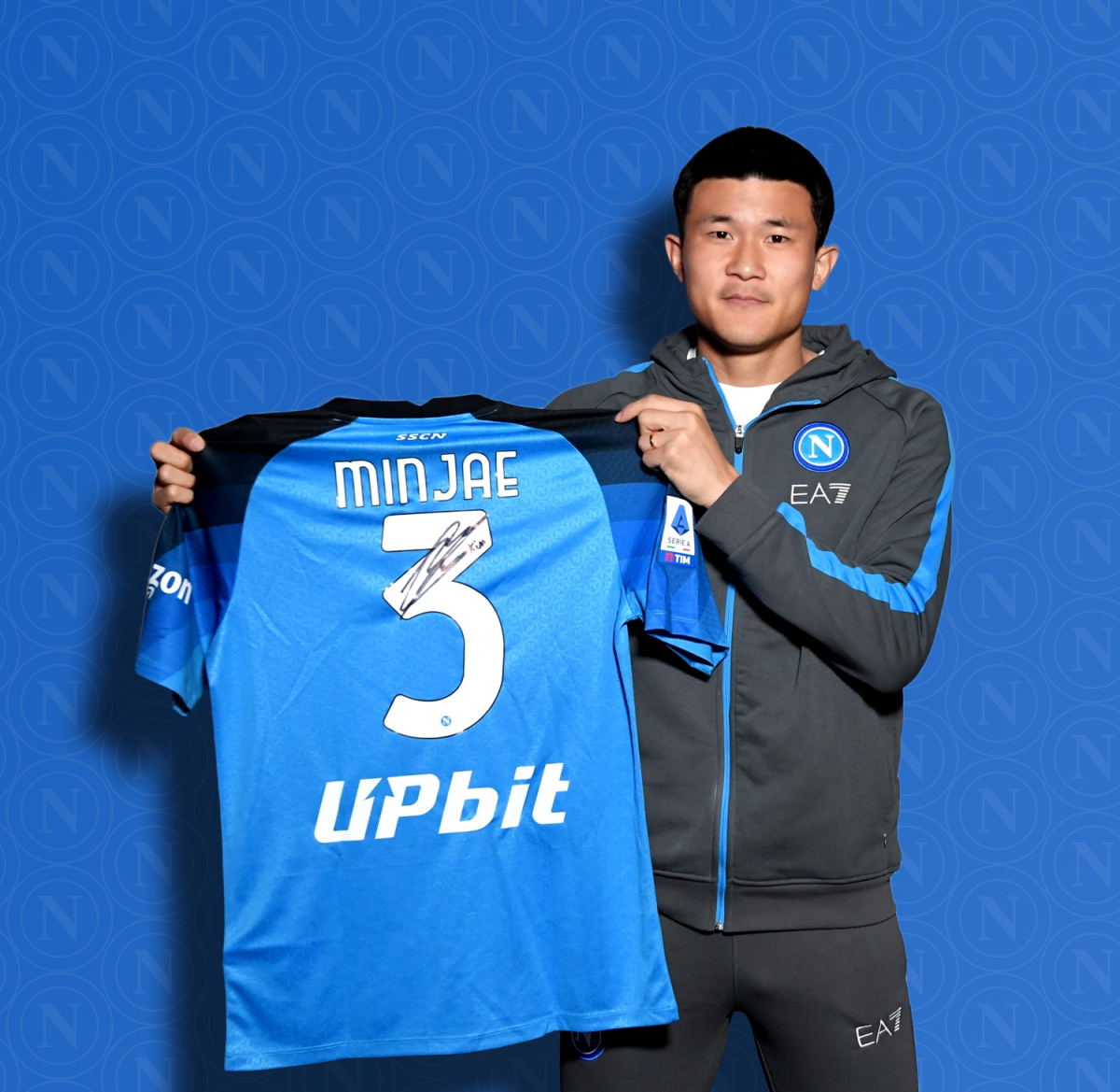 ▲김민재 선수가 업비트 로고가 새겨진 SSC나폴리 유니폼을 들고 있다. (사진제공=두나무)