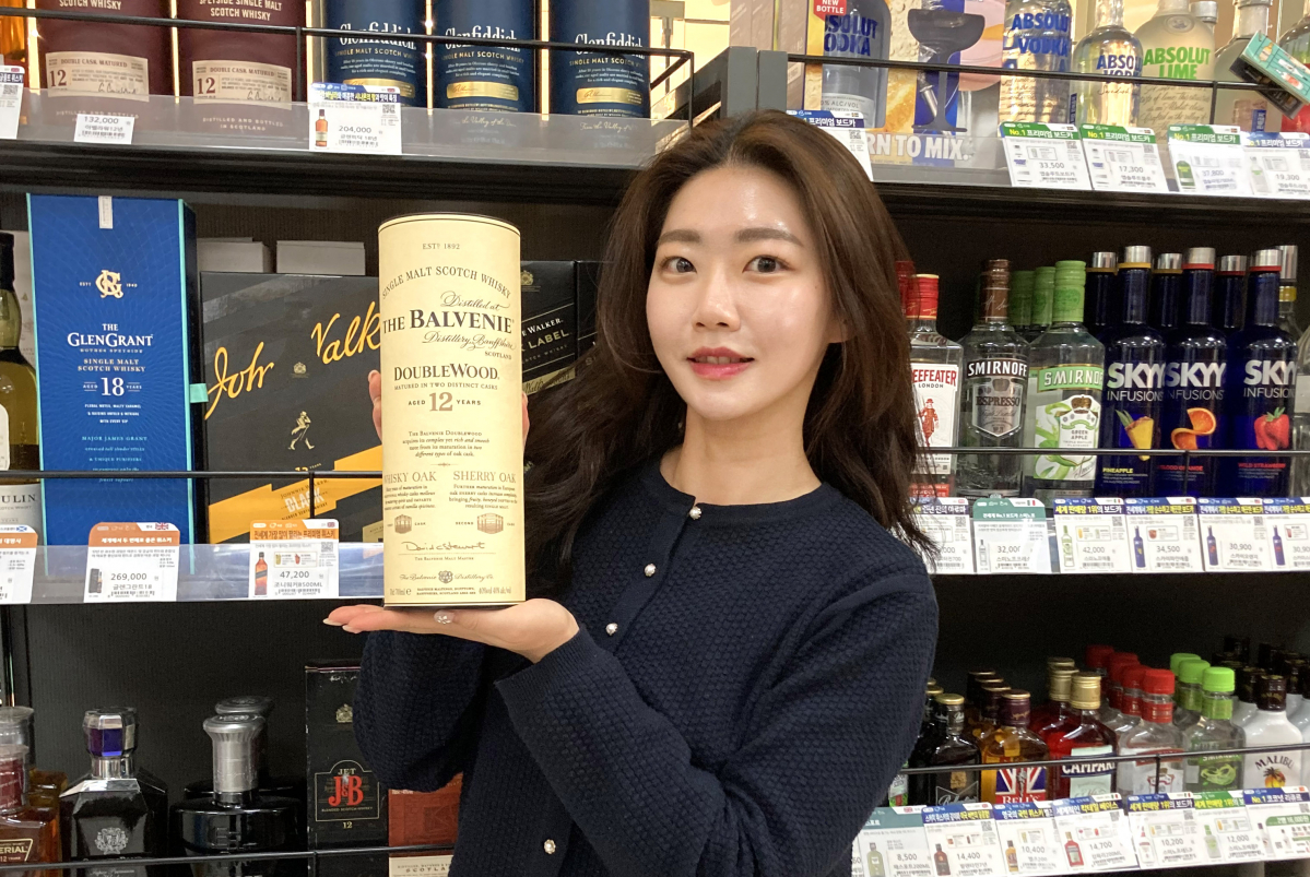▲모델이 GS25에서 발베니 위스키를 들고 포즈를 취하고 있다. (사진제공=GS리테일)