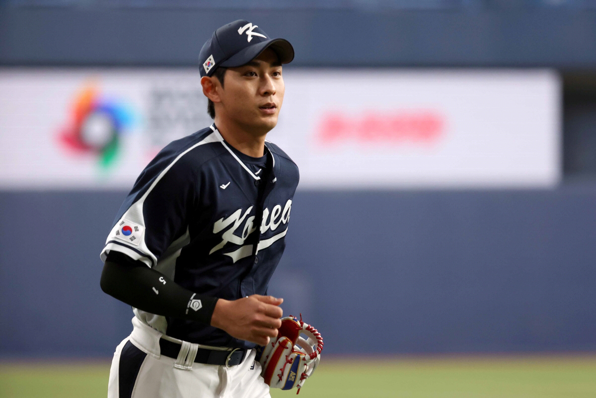 ▲6일 일본 교세라 돔 오사카에서 열린 오릭스 버팔로스와 WBC 대한민국 대표팀의 경기, 이정후가 시작을 앞두고 덕아웃으로 향하고 있다. (뉴시스)
