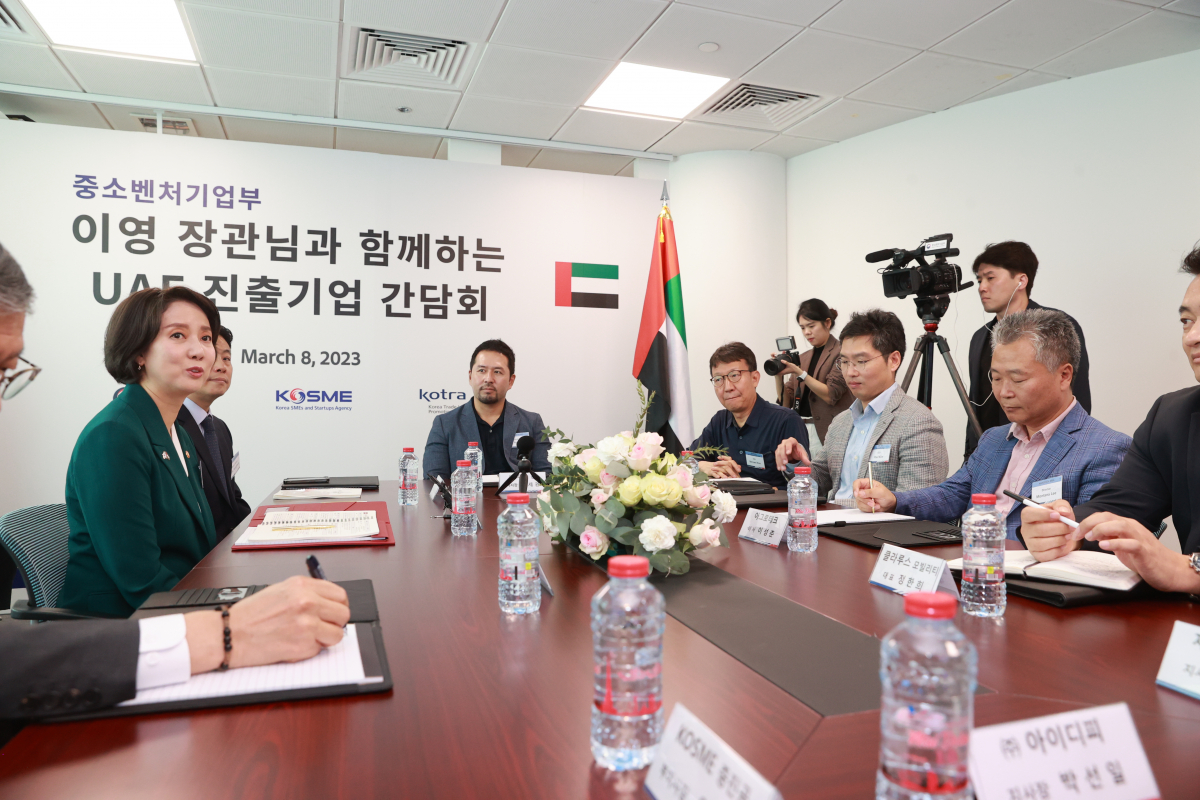 ▲이영 중소벤처기업부 장관이 8일(현지시간) UAE 두바이에서 열린 UAE 진출기업 간담회에서 인사말을 하고 있다. (사진제공=중소벤처기업부)