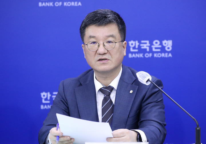 ▲김웅 한국은행 조사국장이 23일 서울 중구 한국은행에서 열린 경제전망 설명회에서 발언하고 있다. (사진제공=한국은행)