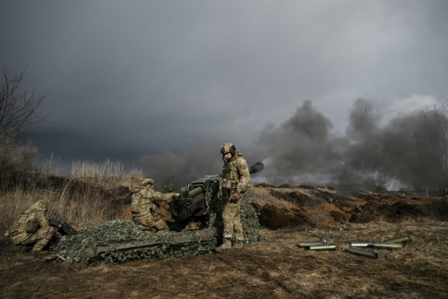 ▲우크라이나 병사들이 바흐무트에서 8일(현지시간) 러시아군을 향해 곡사포를 발사하고 있다. 바흐무트/AFP연합뉴스
