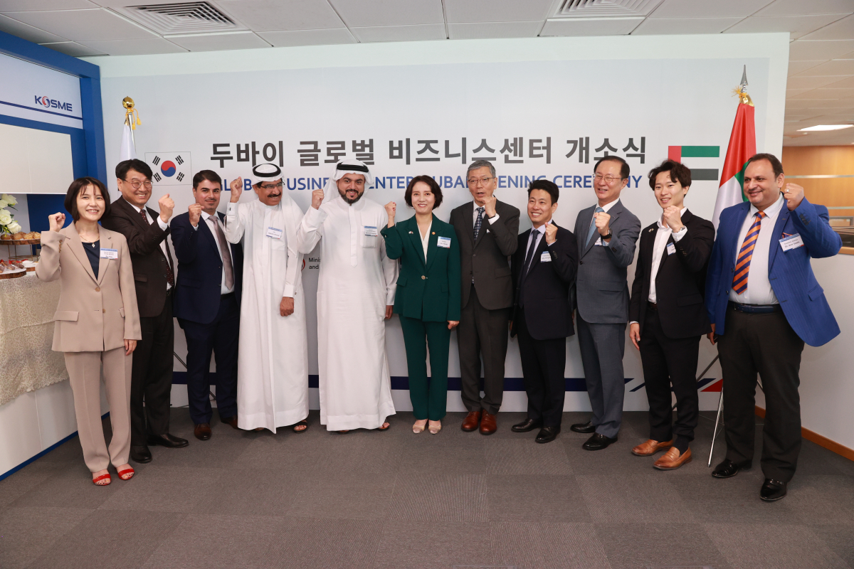 ▲이영 중소벤처기업부 장관(왼쪽에서 여섯 번째)이 8일(현지시간) UAE 두바이에서 열린 글로벌비즈니스센터 개소식에서 기념촬영을 하고 있다. (사진제공=중소벤처기업부)