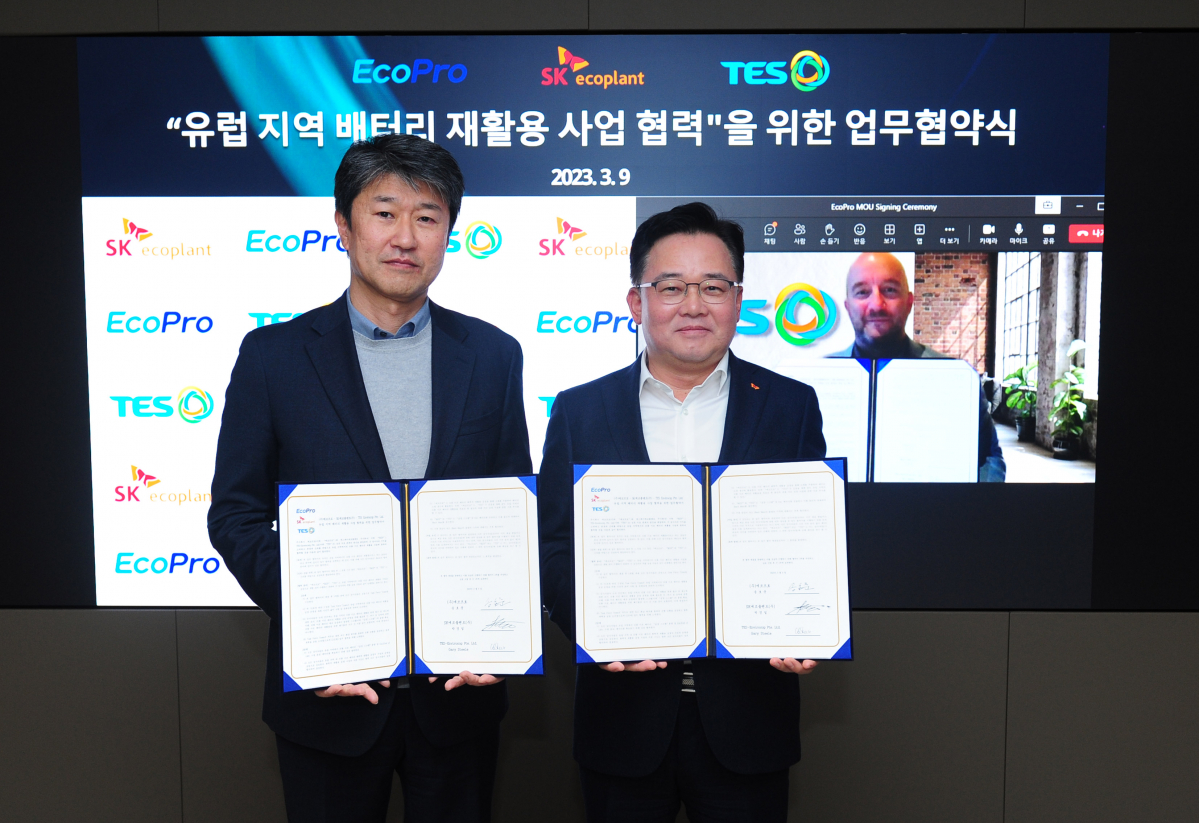 ▲박경일 SK에코플랜트 사장(오른쪽), 송호준 에코프로 대표(왼쪽), 게리 스틸(Gary Steele) 테스 CEO(화면)가 협약서를 들고 기념촬영을 하고 있다 (자료제공=SK에코플랜트)