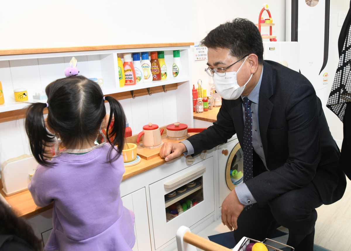 ▲오승록 노원구청장이 구내 돌봄센터에서 어린이와 대화하고 있다.  (사진제공=노원구)