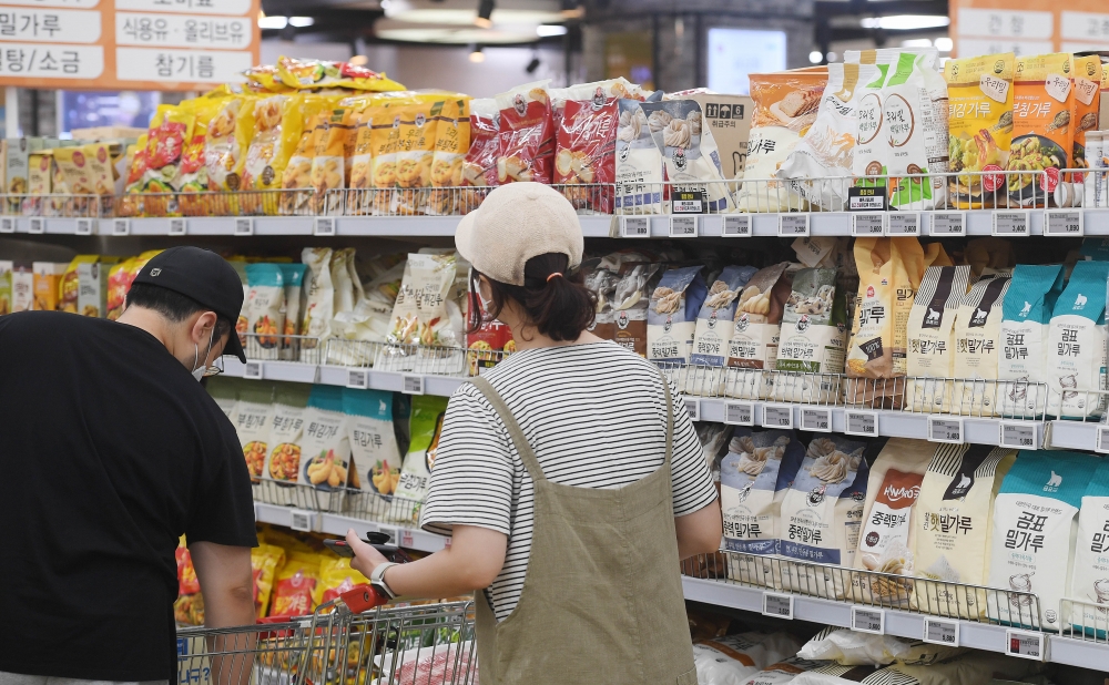 ▲ 서울 서초구 하나로마트 양재점에서 시민들이 장을 보고 있다. 조현호 기자 hyunho@ (이투데이DB)