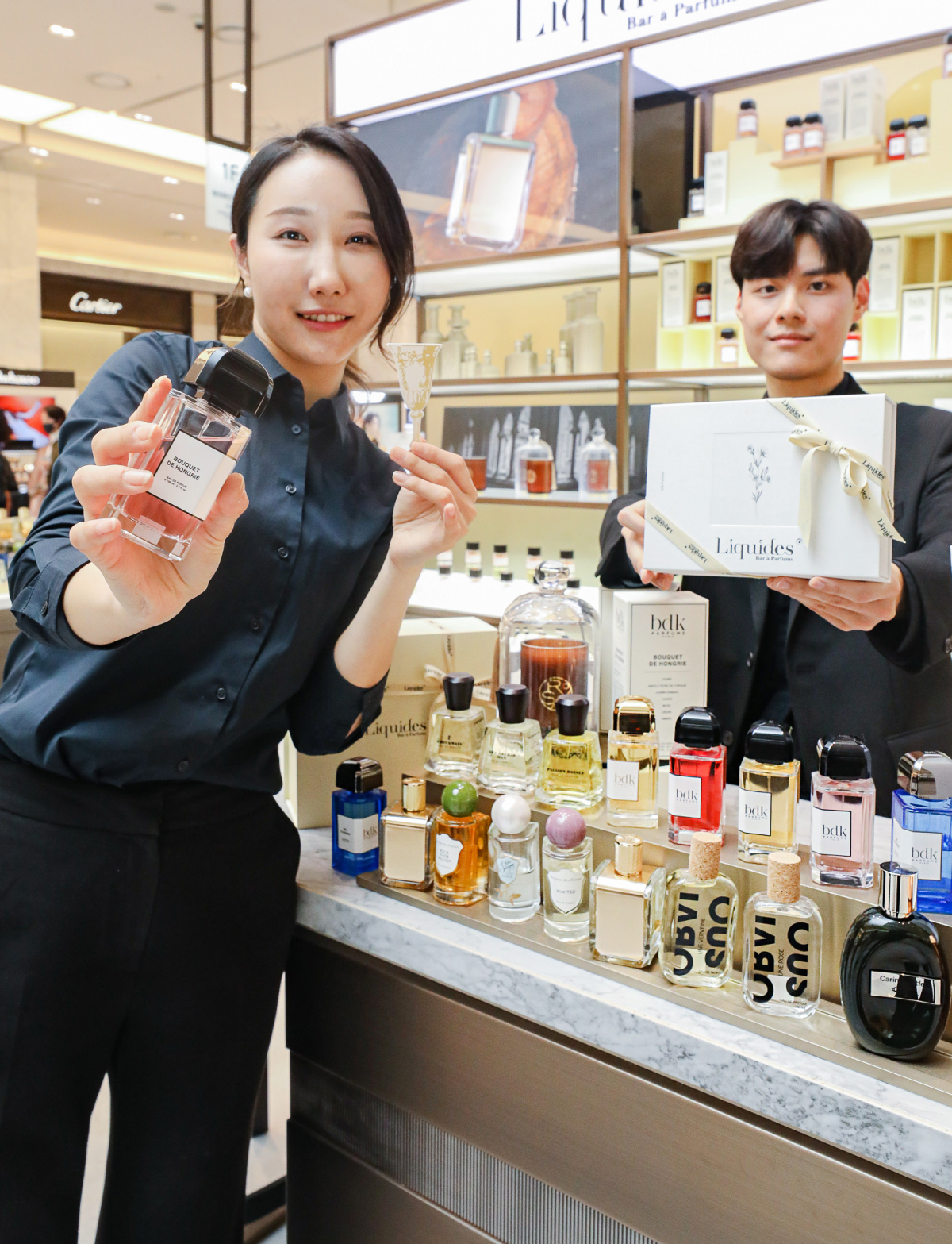 ▲12일 오전, 경기 성남시 분당구에 위치한 현대백화점 판교점 1층 ‘리퀴드 퍼퓸바’에서 직원들이 상품을 소개하고 있는 모습 (사진제공=현대백화점그룹)