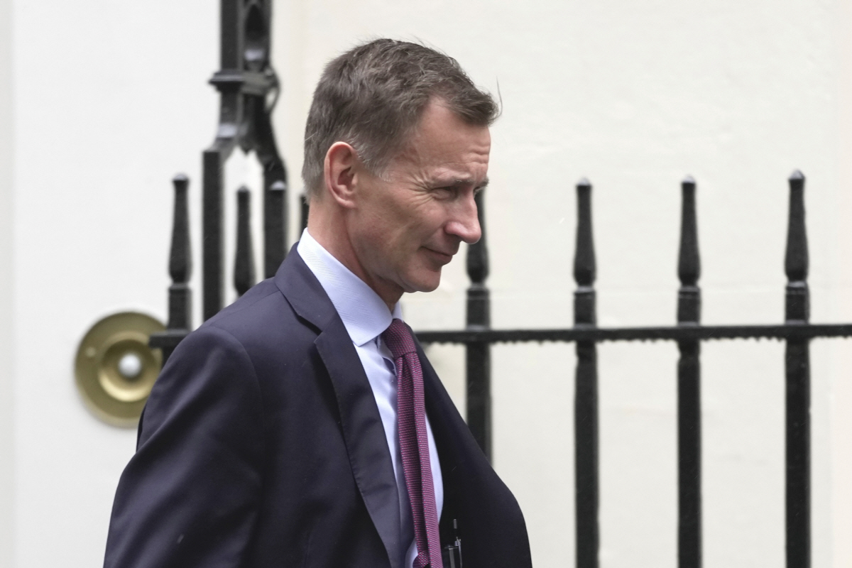 ▲제러미 헌트 영국 재무장관이 8일(현지시간) 총리 관저를 나서고 있다. 런던/AP연합뉴스

