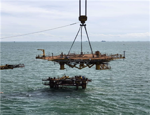 ▲우리 기업이 지난해 11월 인니 동부 칼리만탄 해역에 위치한 노후 해양플랫폼 1기(ATTAKA EB)를 성공적으로 해체했다. 사진은 상부 구조물을 절단하는 모습. (사진제공=해양수산부)