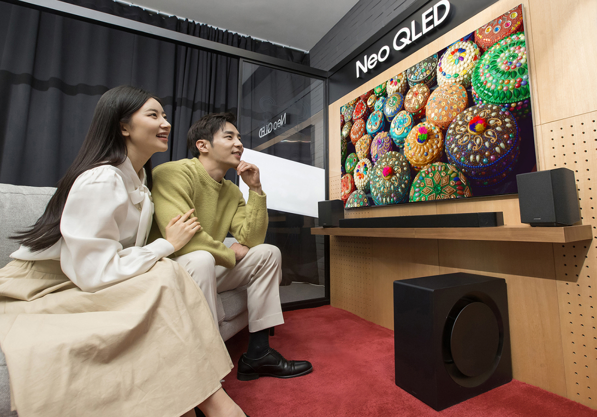 ▲삼성전자 모델이 삼성전자 수원 디지털시티에서 신제품 사운드바 'HW-Q990C'를 소개하고 있다. (사진제공=삼성전자)