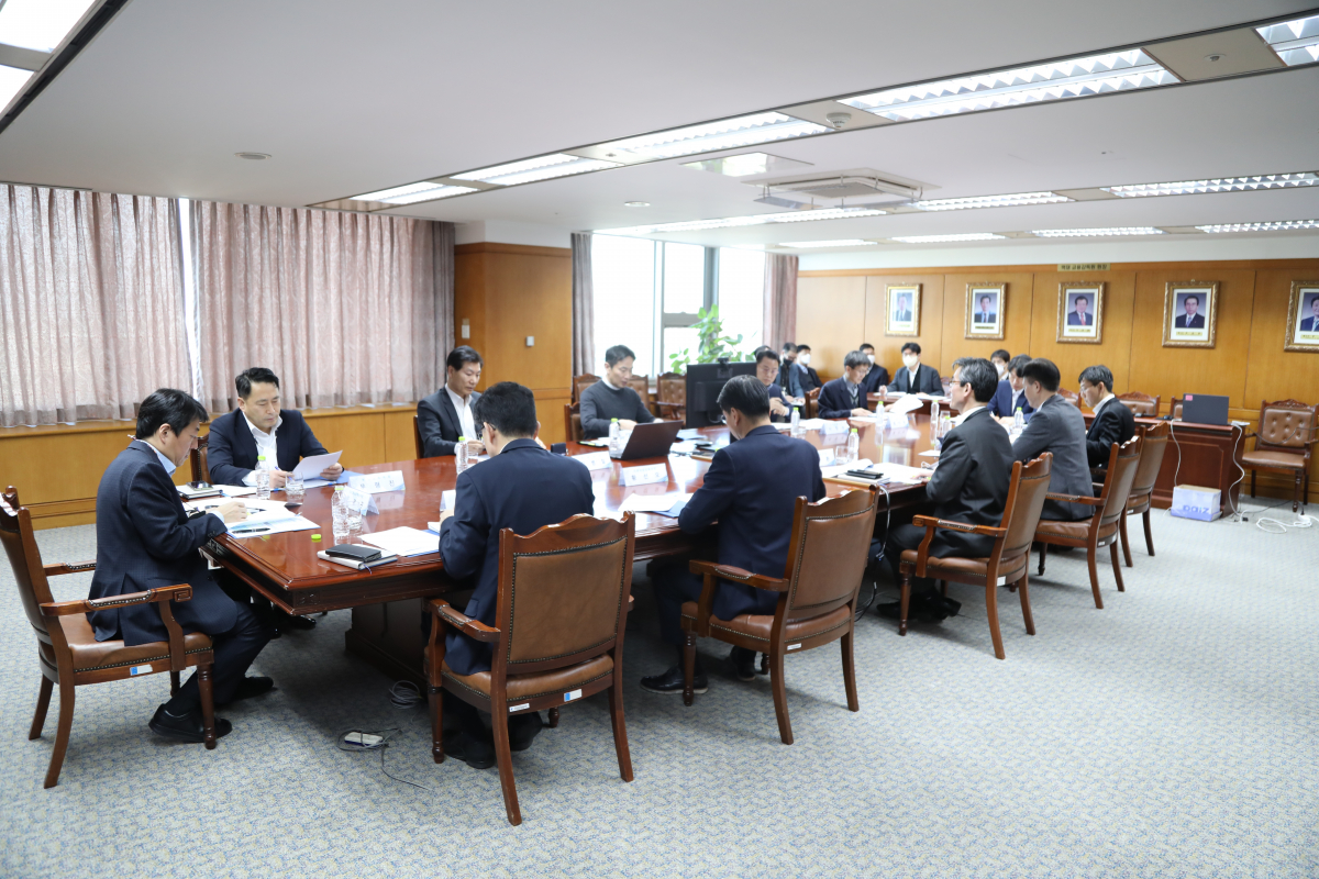 ▲
금융감독원은 13일 오전 이복현 원장 주재로 업권별 감독부서, 뉴욕사무소 합동으로 ‘금융상황 점검회의’를 열고