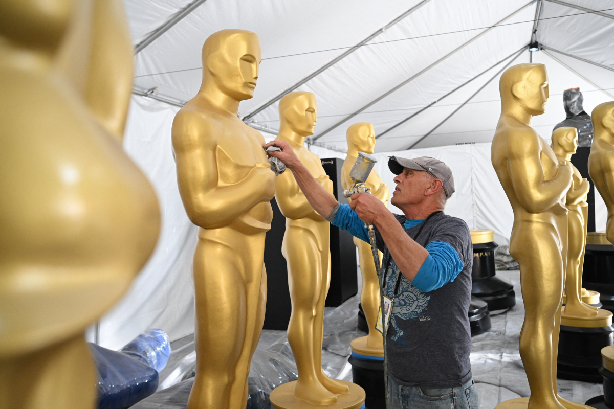 ▲제95회 아카데미상(오스카상) 시상식을 사흘 앞둔 9일(현지시간) 행사장을 꾸밀 조각상들에 색을 입히는 작업이 진행되고 있다.  (할리우드 AFP=연합뉴스)