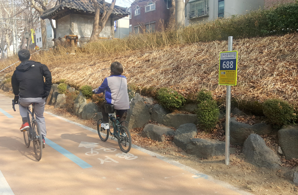 ▲서울 서대문구가 홍제천 자전거길에 설치한 주소정보시설. (자료제공=서대문구)