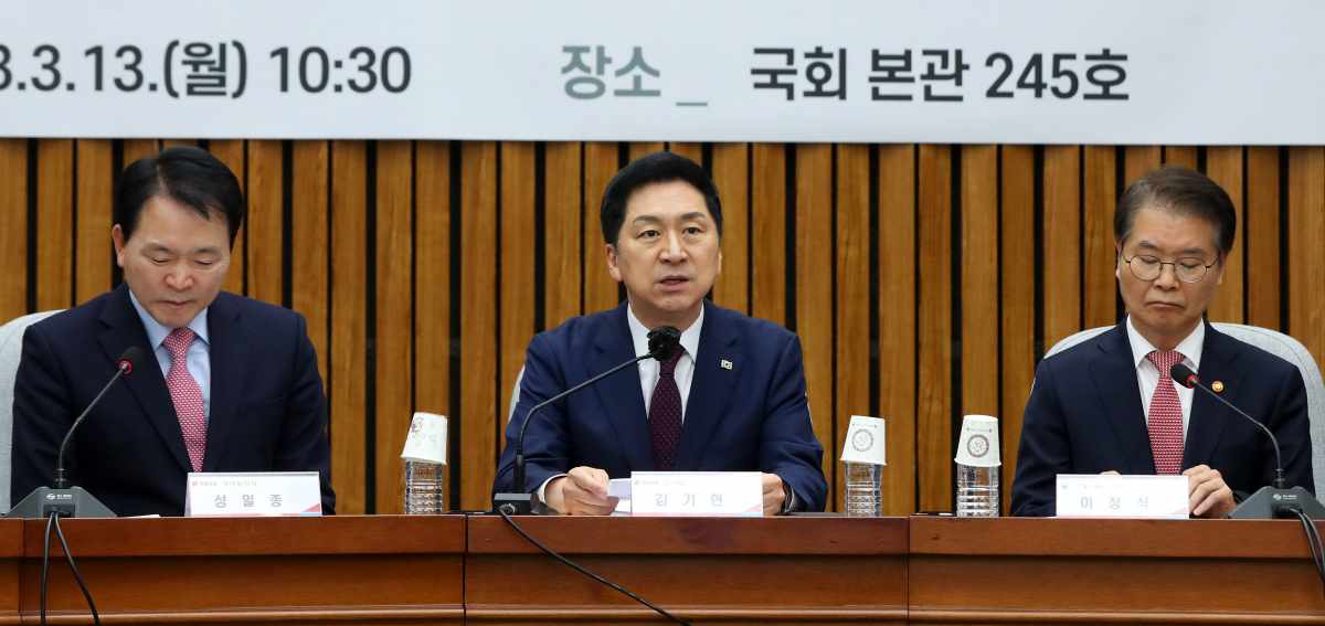 ▲[서울=뉴시스] 추상철 기자 = 김기현 국민의힘 당 대표가 13일 오전 서울 여의도 국회에서 열린 노동조합 회계 투명성 강화 관련 민ㆍ당ㆍ정 협의회에서 발언하고 있다. 2023.03.13. scchoo@newsis.com