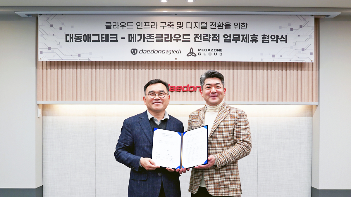 ▲지난달 28일 서울 서초구에 위치한 대동 서울사무소에서 권기재 대동애그테크 대표(왼쪽)와 황인철 메가존클라우드 AWS 사업 총괄 대표가 미래농업 플랫폼 구축을 위한 업무 협약을 체결하고 기념 촬영을 하고 있다. (사진제공=대동애크테크)