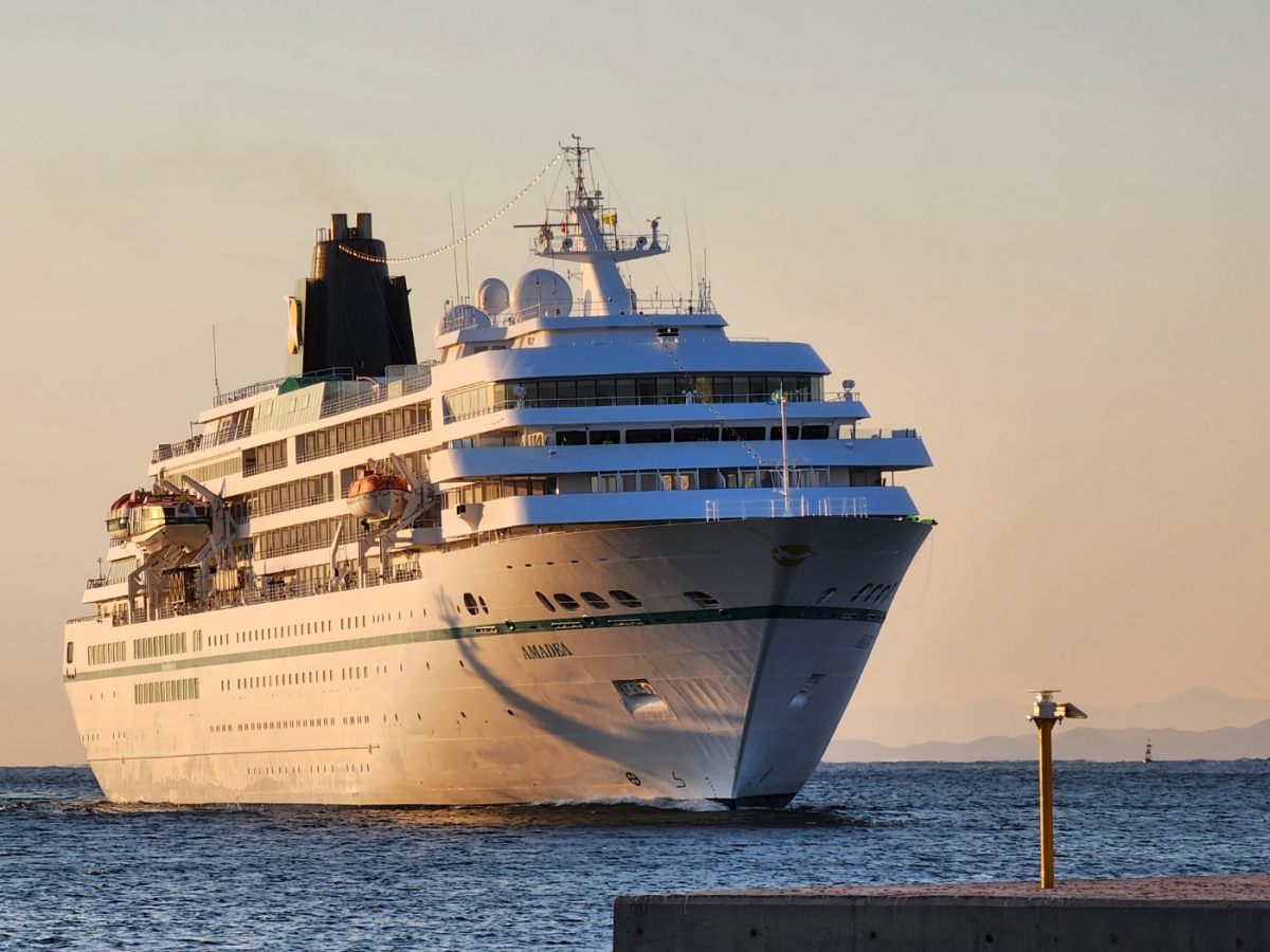 ▲13일 독일 Phoenix Reisen GmBH사가 운행하는 크루즈선 M/S Amadea호가 속초항에 입항하고 있다. 여행객이 탑승한 크루즈선이 국내에 입항하는 것은 2020년 2월 코로나19 중앙사고수습본부의 입항 제한 조치 이후 3년 만이다. (사진제공=해양수산부)