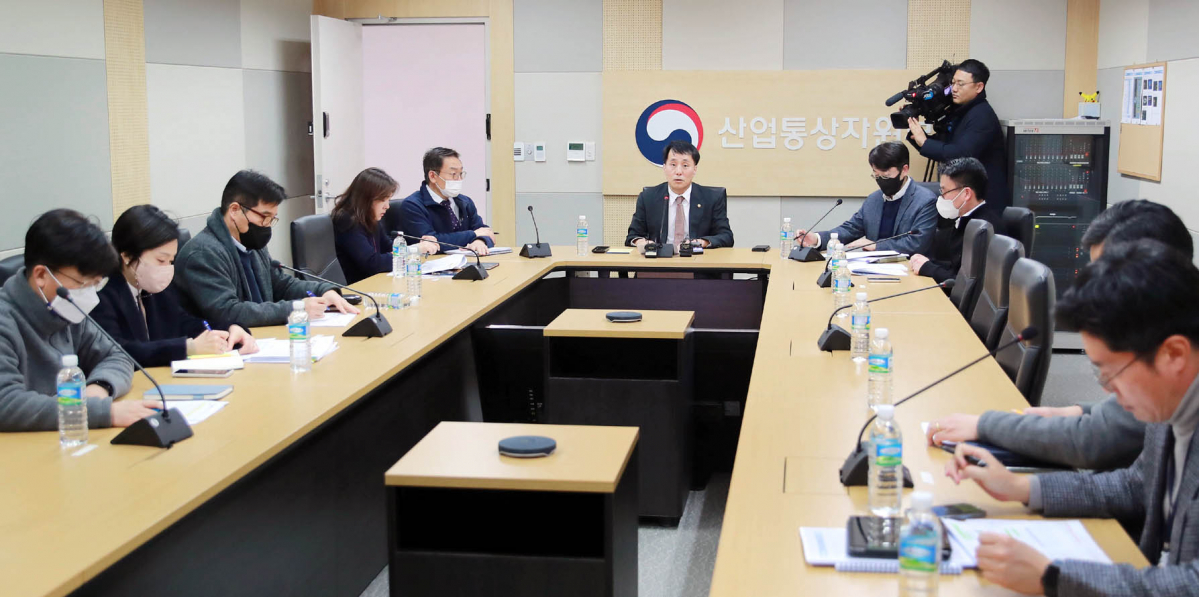 ▲장영진 산업통상자원부 1차관(가운데)이  SVB 파산 관련 13일 민관합동 품목별 수출동향 점검회의을 주재하고 있다. (사진제공=산업통상자원부)