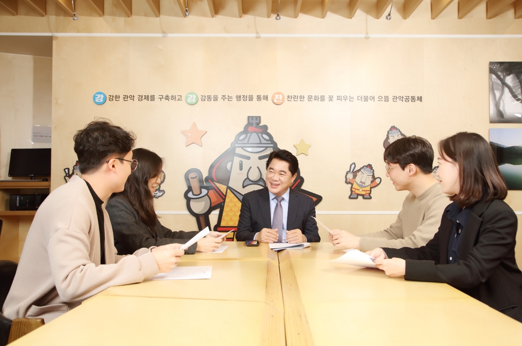 ▲박준희 관악구청장이 관악청에서 청년들과 대화를 나누고 있다.  (자료제공=관악구)