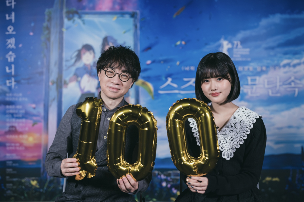 ▲100만 관객 돌파를 알린 '스즈메의 문단속'을 축하하는 신카이 마코토 감독, 스즈메 역에 목소리 출연한 배우 하라 나노카(왼쪽부터) (쇼박스)