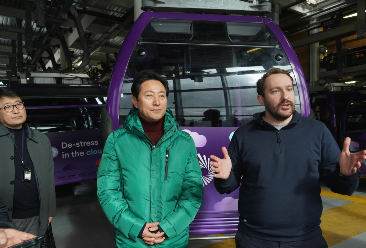 ▲오세훈 시장이 13일(현지시간) 런던 노스그리니치 인근에 있는 'IFS 클라우드 케이블카'를 방문해 관계자에게서 케이블카 운영현황 등에 대해 설명을 듣고 있다 (사진=연합뉴스)