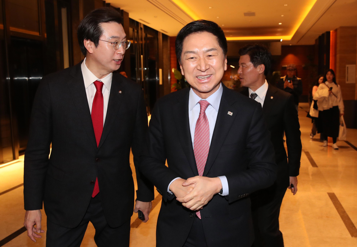 ▲[서울=뉴시스] 국회사진기자단 = 김기현 국민의힘 당 대표가 14일 오후 서울 여의도의 한 식당에서 황교안 전 당 대표와 오찬을 위해 이동하고 있다. 2023.03.14. photo@newsis.com