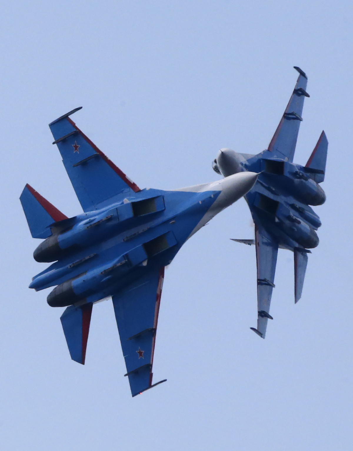 ▲러시아 SU-27 2대가 2015년 러시아 상트페테르부르크에서 열린 국제해상방어박람회에서 비행하고 있다. 상트페테르부르크(러시아)/EPA연합뉴스