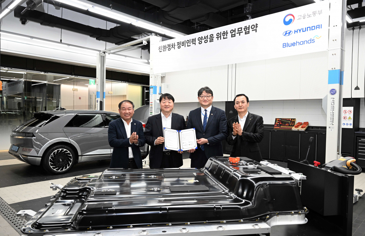 ▲
현대차는 15일 고양하이테크센터에서 현대차·고용노동부·블루핸즈 주요 관계자들이 참석한 가운데 ‘친환경차 정비 인력 양성을 위한 업무협약(MOU)’를 체결했다고 밝혔다. 사진 왼쪽부터 박민수 현대정비가맹점연합회 회장, 유원하 현대차 국내사업본부장, 권기섭 고용노동부 차관, 이교열 종합블루핸즈연합회 회장이 기념 사진을 촬영하는 모습. (사진제공=현대자동차)