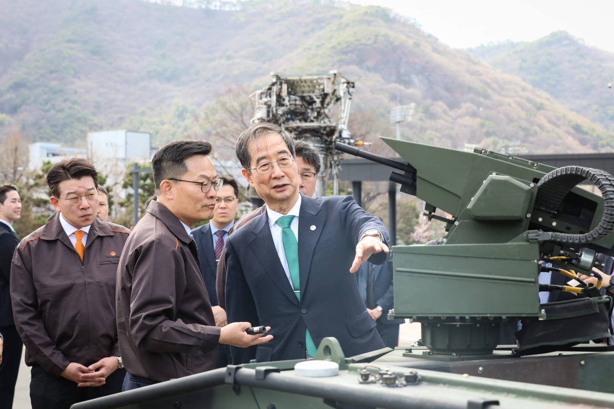 ▲한덕수 국무총리가 15일 경남 창원에 있는 방산업체 한화 에어로스페이스를 방문해 방산현장을 점검하고 관계자들을 격려했다.  (사진제공=총리실)