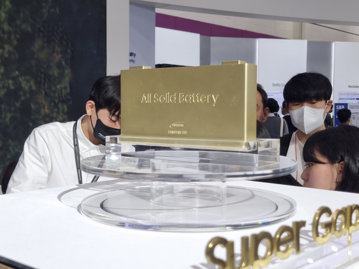 ▲삼성SDI가 공개한 전고체 배터리 시제품. (강문정 기자 kangmj@)