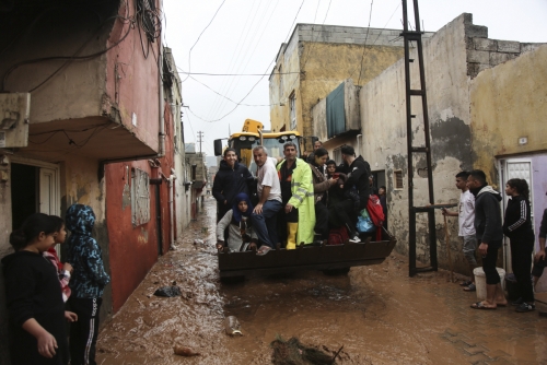 ▲튀르키예 동남부 지역에 15일(현지시간) 발생한 홍수로 발이 묶인 사람들이 구조되고 있다. 산리우르파(튀르키예)/AP연합뉴스 
