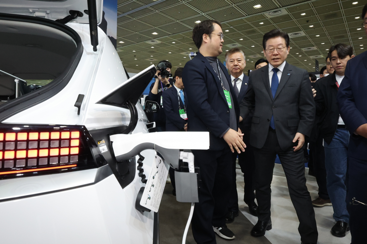 ▲더불어민주당 이재명 대표가 16일 오전 서울 강남구 삼성동 코엑스에서 열린 'EV 트렌드 코리아 2023' 전시장을 방문해 전기차의 다양한 기능에 대해 설명을 듣고 있다. (연합뉴스)