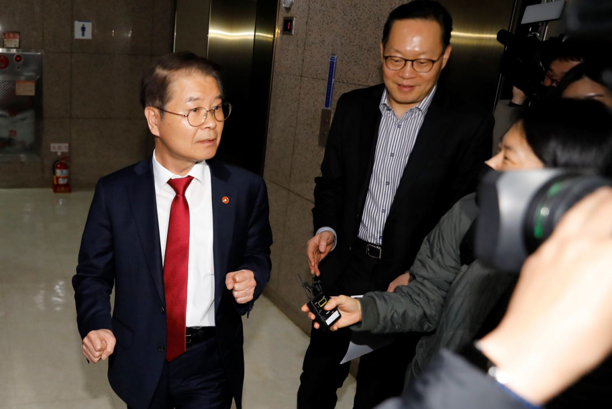 ▲이정식 고용노동부 장관이 15일 서울지방고용노동청에서 열린 '새로고침 노동자협의회' 소속 노조원들과 비공개 면담을 위해 회의실로 향하던 중 취재진 질문을 받고 있다. (뉴시스)