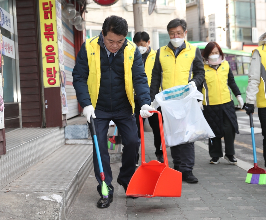▲박준희 관악구청장이 주민 자율대청소의 날을 맞아 거리 청소에 나서고 있다. (자료제공=관악구)