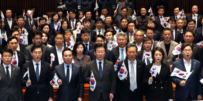 ▲더불어민주당 이재명 대표와 의원들이 16일 오후 서울 여의도 국회에서 열린 의원총회에서 태극기를 들고 '대일 굴욕외교 중단하라' 구호를 외치고 있다. (연합뉴스)