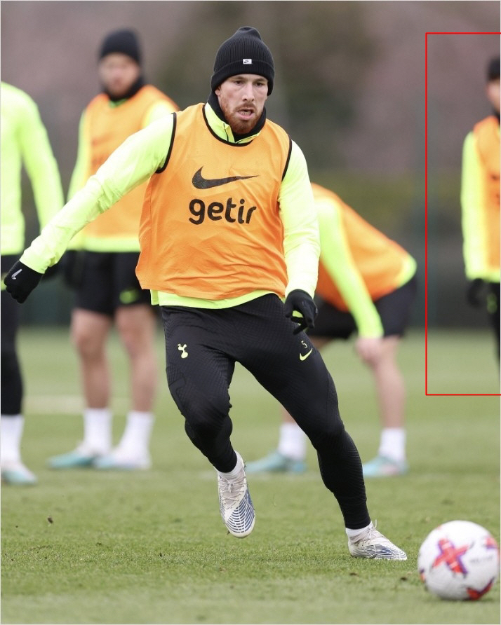 ▲피에르 에밀 호이비에르의 사진 외곽에 포착된 실루엣. 팬들은 해당 인물이 손흥민이라고 추측하고 있다.(출처=토트넘 홋스퍼 공식 트위터)