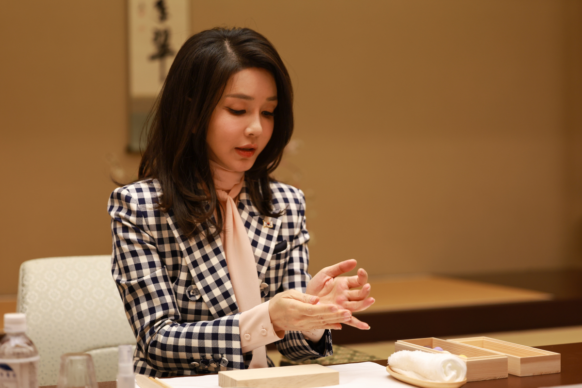 ▲윤석열 대통령과 1박2일간의 일정으로 일본을 방문한 김건희 여사가 지난 16일 총리 공저에서 기시다 후미오 일본 총리 부인 기시다 유코 여사와  화과자 만들기 체험을 하고 있다. (연합뉴스)