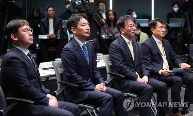 ▲금융감독원이 9일 열린 상생금융 확대를 위한 금융소비자 현장 간담회에 참석했다. 왼쪽부터 금감원 김영주 부원장보, 이복현 금감원장, 이재근 KB국민은행장, 성채현 이사부행장. (연합뉴스)