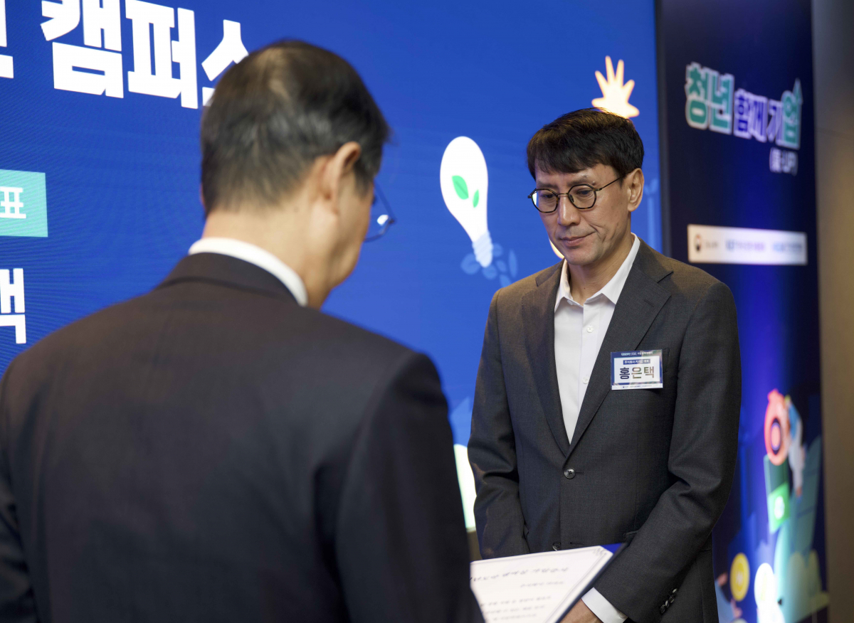 ▲한덕수 국무총리 (왼쪽)가 홍은택 대표에게 청년도약 멤버십 가입증서를 전달하고 있다. (사진제공=카카오)