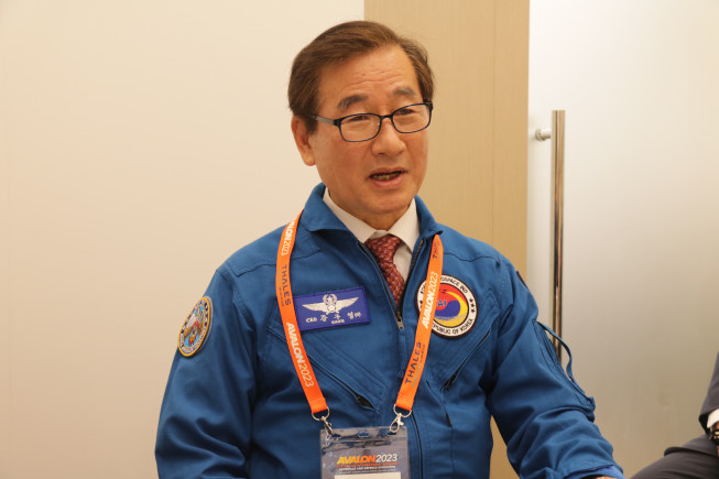 ▲강구영 한국항공우주산업(KAI) 사장이 1일(현지시간) 호주 절롱 애벌론공항의 호주 애벌론 국제에어쇼에 차려진 KAI 사무 공간에서 시험비행조종사 복장을 착용하고 인터뷰하고 있다.  (연합뉴스)