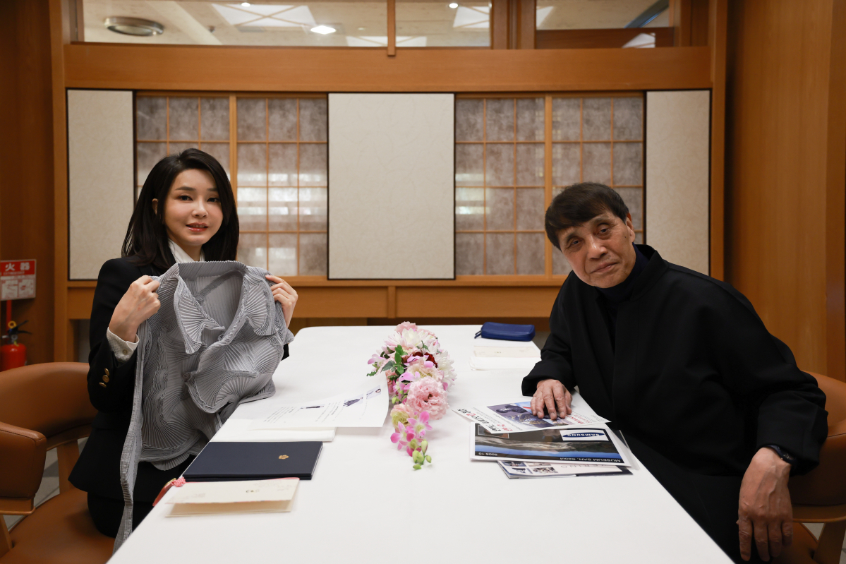 ▲김건희 여사가 17일 일본 도쿄 한 식당에서 세계적인 건축가 안도 다다오와 오찬을 하며 이세이미야케 옷을 선물받고 있다. (연합뉴스)