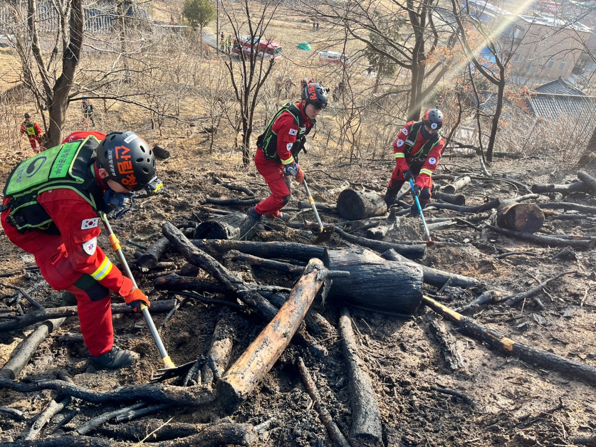 ▲잔불 정리하는 공중진화대 (사진제공=산림청)