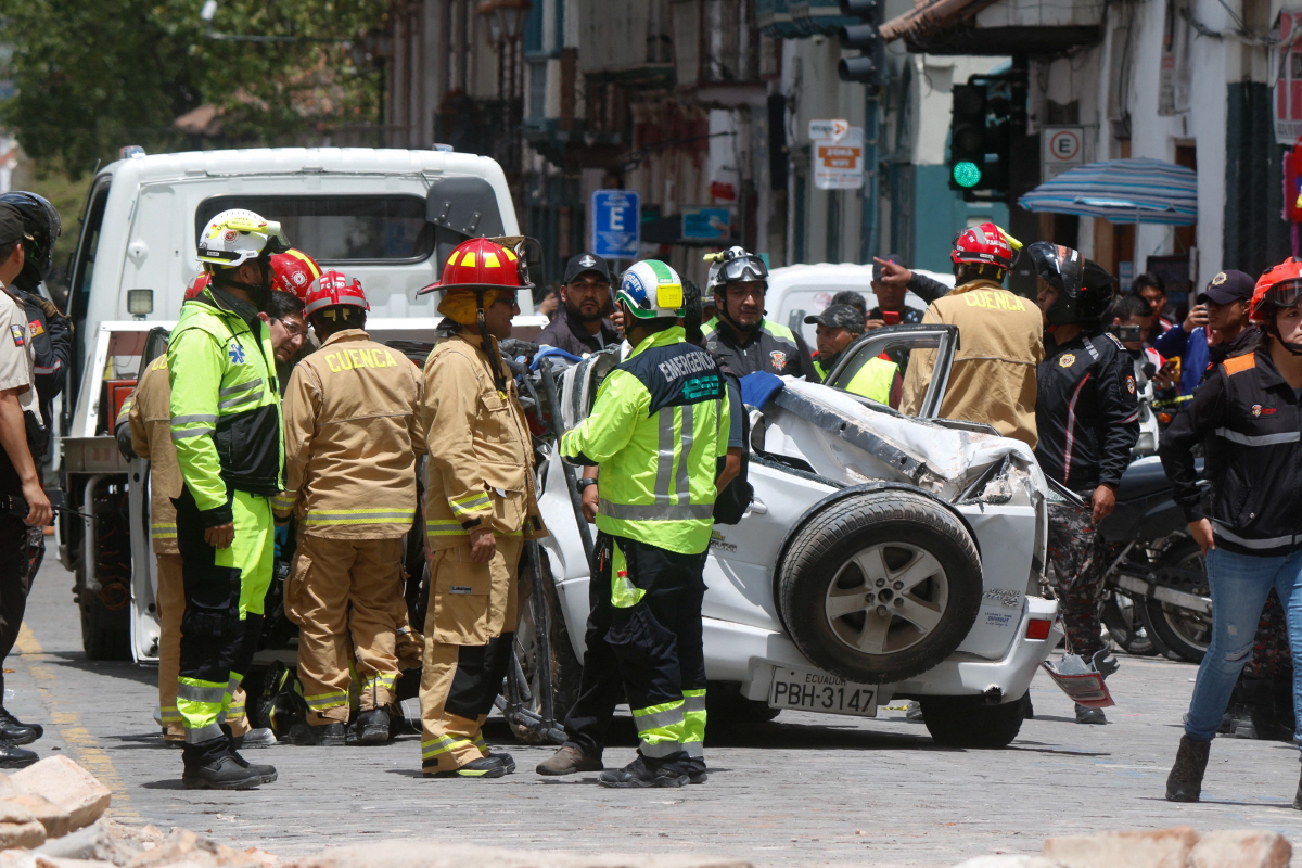▲에콰도르군과 소방대원들이 18일(현지시간) 지진 피해 지역을 살피고 있다. 쿠엔카(에콰도르)/AFP연합뉴스