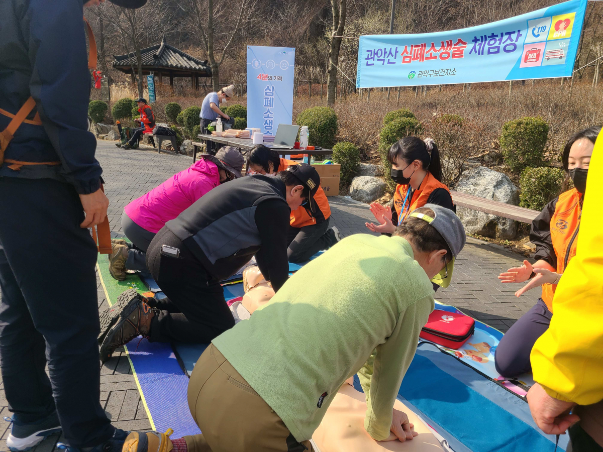 ▲서울 관악구 내 관악산 심폐소생술 체험장에서 주민들이 교육을 받고 있다. (자료제공=관악구)